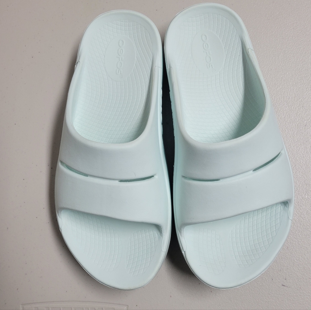 OOFOS Women’s Slide Sandals in Light Mint